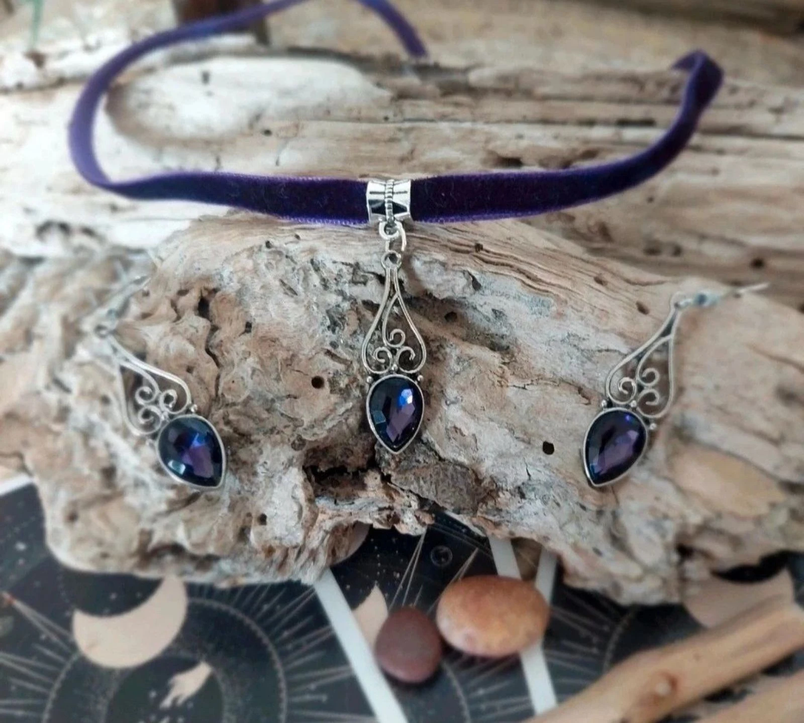 Parure baroque,


larme strass violet,


velours
